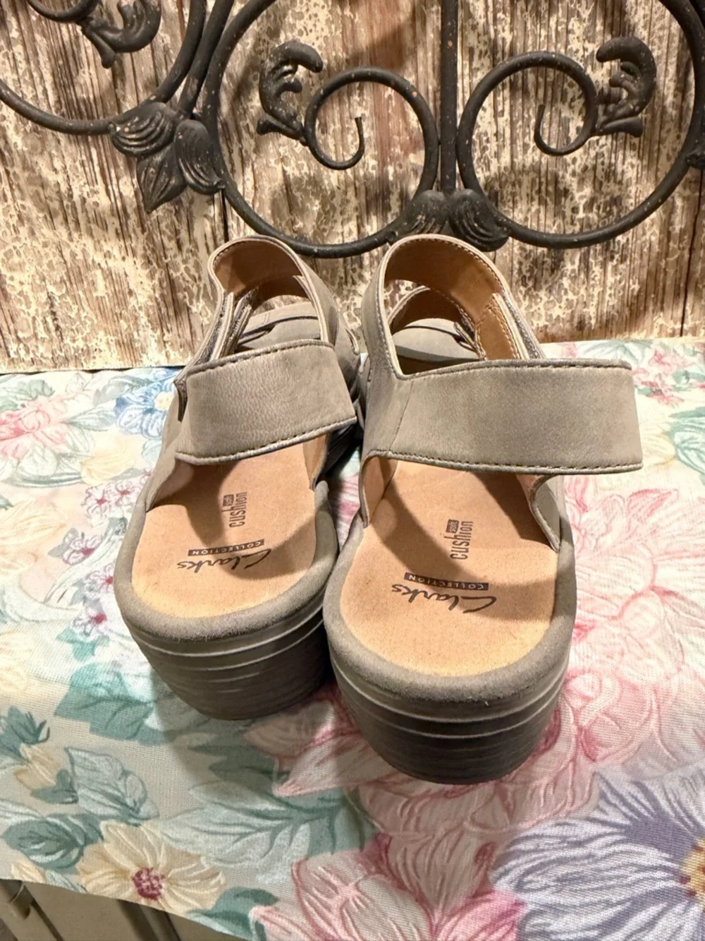 Clarks Wedges  vibrant gray Annadel Orchid Wedge Sandals strappy leather sz 9